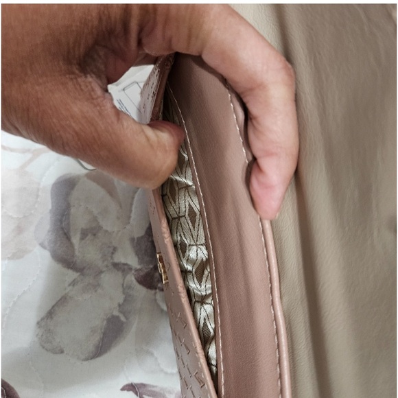 ADRIENNE VITTADINI DOULBE
ZIP PHONE WALLET - Picture 7 of 11